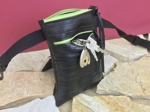 Upcycling Bauchtasche mit grünem Reißverschluss